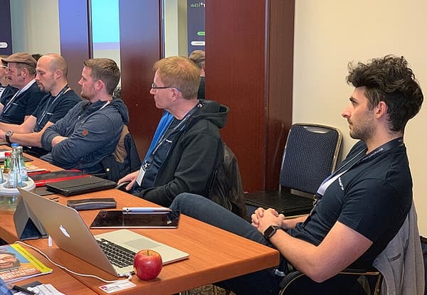 Konzentrierte Gesichter während eines Vortrags